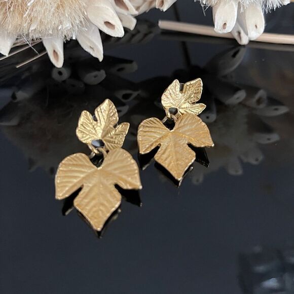 VINTAGE Gold tone leaf trifari earrings - Picture 1 of 5